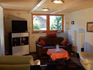 a living room with a couch and a table at Chalet Herenhuet in Brienz