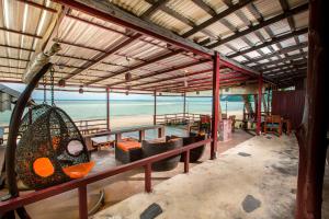 a building with a balcony with a view of the beach at Da Kanda Villa Beach Resort in Thong Sala