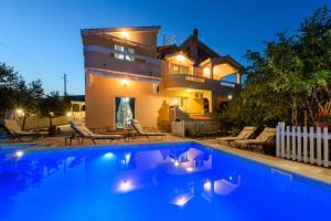 een villa met een zwembad voor een huis bij Studios Slaven in Plano