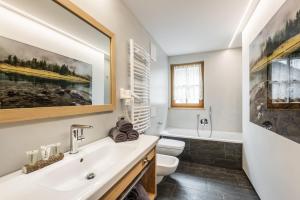 Un baño con lavabo, inodoro y bañera. en Natur Luch Sossach, en La Villa 24 fotos más