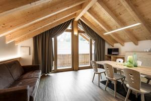 una sala de estar con un sofá y una mesa en Natur Luch Sossach, en La Villa