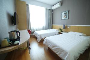 Postel nebo postele na pokoji v ubytování Beijing Sicily Hotel