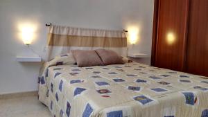 Кровать или кровати в номере Piso Geneto con garaje