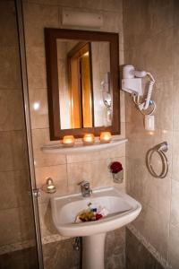 La salle de bains est pourvue d'un lavabo et d'un miroir. dans l'établissement Star Paradise, à Neos Marmaras