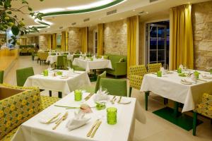 Restoran või mõni muu söögikoht majutusasutuses Hotel Lemongarden - Adults Only