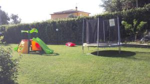 un patio con parque infantil y equipo de juegos en Casa Orti, en Grottammare