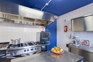 a kitchen with a bowl of fruit on a counter at Strohotel Aalshof in Haps