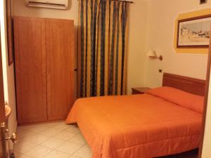 Postel nebo postele na pokoji v ubytování Hotel Ristorante Rinelli