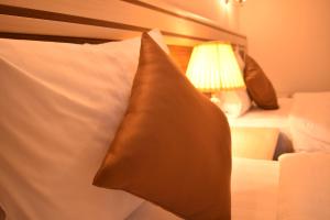 Un pat sau paturi într-o cameră la Artsakh Hotel