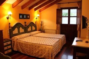 a bedroom with a bed and a window at Casa Carielda in Pembes