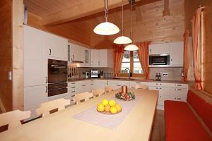 eine Küche mit einem Tisch und Obst darauf in der Unterkunft Harrys Hütte in Scharnitz