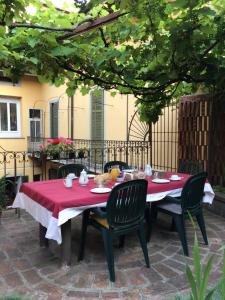 A restaurant or other place to eat at Casa Mario Lupo - Apartments and Rooms