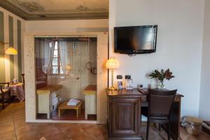 Telewizja i/lub zestaw kina domowego w obiekcie Al Castello Resort
