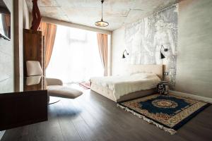 a bedroom with a bed and a large window at Apartment near the sea in Gribovka