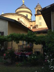 A garden outside Casa Mario Lupo - Apartments and Rooms