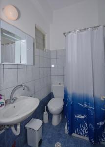 Ein Badezimmer in der Unterkunft Nikos Rooms