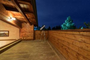 a camera on a tripod next to a fence at Pinus Villas Lodge with Private Jacuzzi & Phyto-Sauna Retreat in Zheleznitsa +43 photos