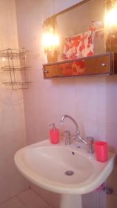 un lavabo con dos tazas rojas. en Sunset Beach Studio, en Kremasti