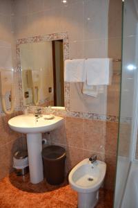 A bathroom at Hostal Carlos V