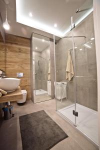 een badkamer met een glazen douche en een wastafel bij Post Apart - Apartamenty w Centrum in Krynica Zdrój