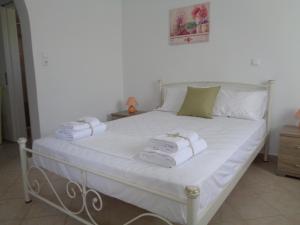 A bed or beds in a room at Studio near the sea