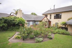 um jardim em frente a uma casa em Old Oak Guest House em Bellville