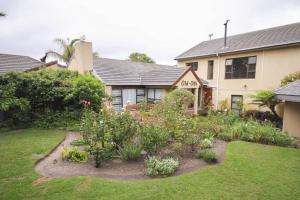 a garden in front of a house at Old Oak Guest House in Bellville