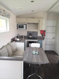 Kjøkken eller kjøkkenkrok på Dugny-Mobil home