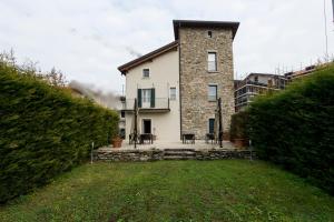 a house with a tower on top of a yard at Relais Il Presidio in Oggiono