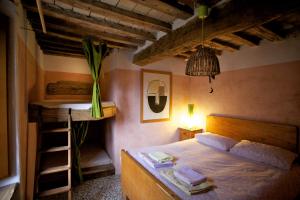 1 dormitorio con cama, escalera y litera en Agriturismo Slowcanda, en Cardella