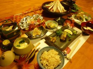 una mesa cubierta con platos de comida en una mesa en Ryokan Seizan en Ueda