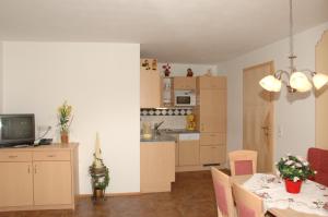 cocina y comedor con mesa y sillas en Haus Mitterlechner, en Dorfgastein