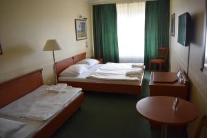Tempat tidur dalam kamar di Paprika Panzió