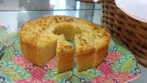 a piece of cake on a plate next to a basket at Pousada Ilha Bela in Paulo Afonso