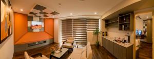A television and/or entertainment centre at Hotel Parami
