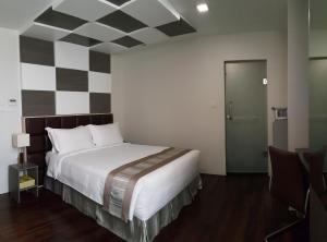 A bed or beds in a room at Hotel Parami