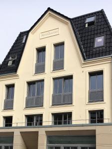 un edificio con techo negro en Haus NordQuartier, en Norderney