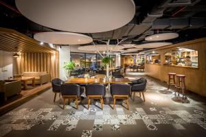 - une salle à manger avec une table et des chaises dans l'établissement Dream Hotel and Apartment, à Hanoï