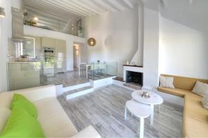 salon z kanapą i stołem w obiekcie Apartamento Ferrera Park 622 w mieście Cala Ferrera