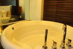 Koupelna v ubytování Suvarnabhumi Suite Hotel