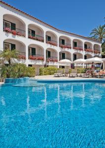 a large swimming pool in front of a hotel at Hotel Della Piccola Marina in Capri