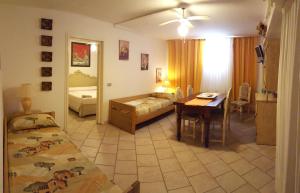 ゴルフォ・アランチにあるTaverna Derosasのベッドルーム1室(デスク、ベッド1台付)