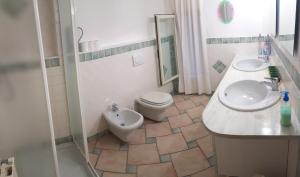ゴルフォ・アランチにあるTaverna Derosasのバスルーム(洗面台、トイレ、シャワー付)