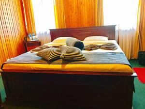 Postel nebo postele na pokoji v ubytování Single Tree Hotel