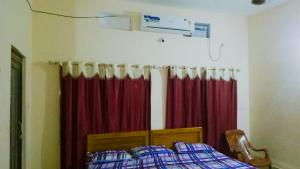 Postel nebo postele na pokoji v ubytování Shradharam Lodge