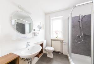 Koupelna v ubytování Hotel Bavaria + 37 fotografií