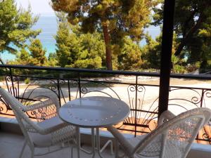 ポリフロノにあるPeristeridi Apartmentsのテーブルと椅子、海の景色を望むバルコニー