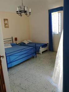 1 Schlafzimmer mit 2 Betten und einem Fenster in der Unterkunft Sotto L'Arco in Santo Stefano di Camastra
