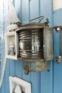 an old stove hanging on a blue wall at Frühstückspension Landhaus Lange in Prerow