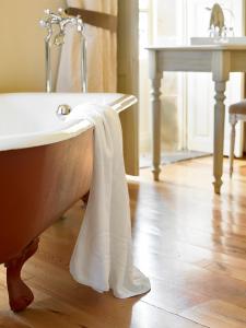 uma banheira com uma toalha na casa de banho em Posada Villa Esperanza em Liérganes